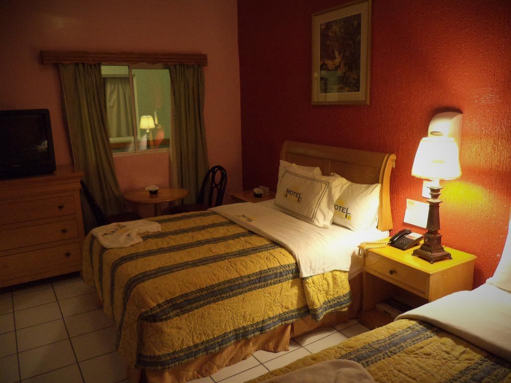 Hotel Diaz Tijuana Oda fotoğraf