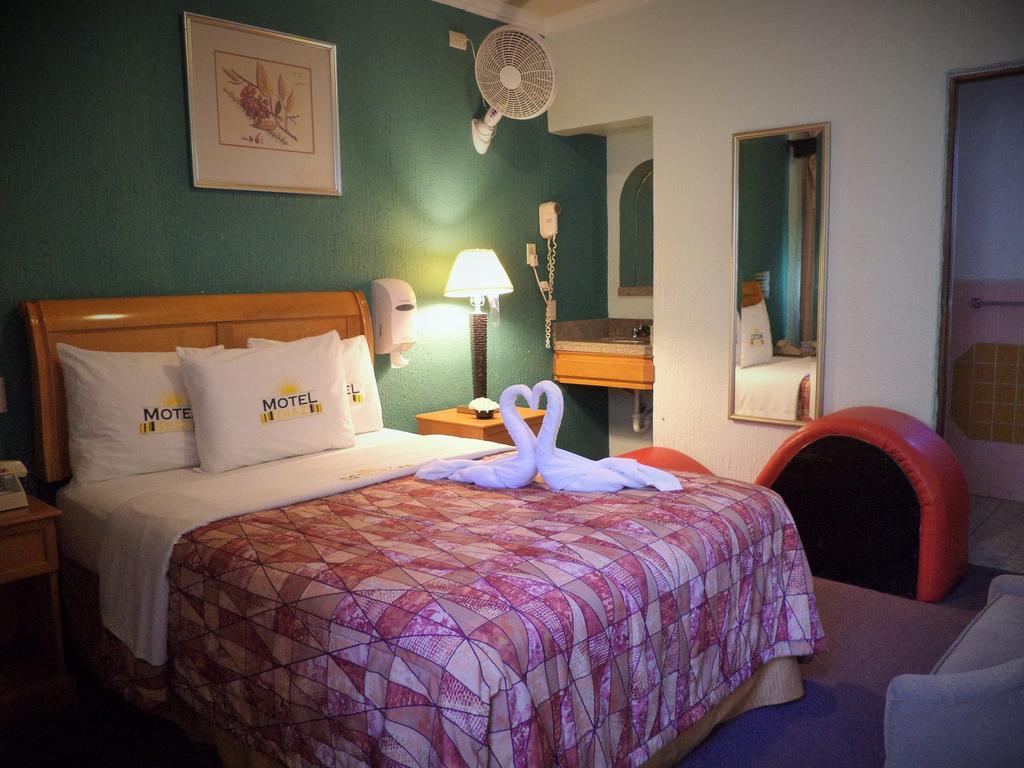 Hotel Diaz Tijuana Oda fotoğraf