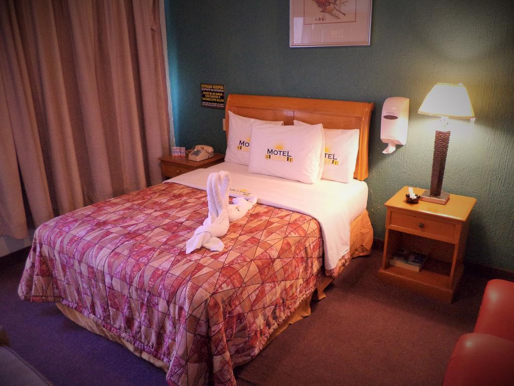 Hotel Diaz Tijuana Oda fotoğraf