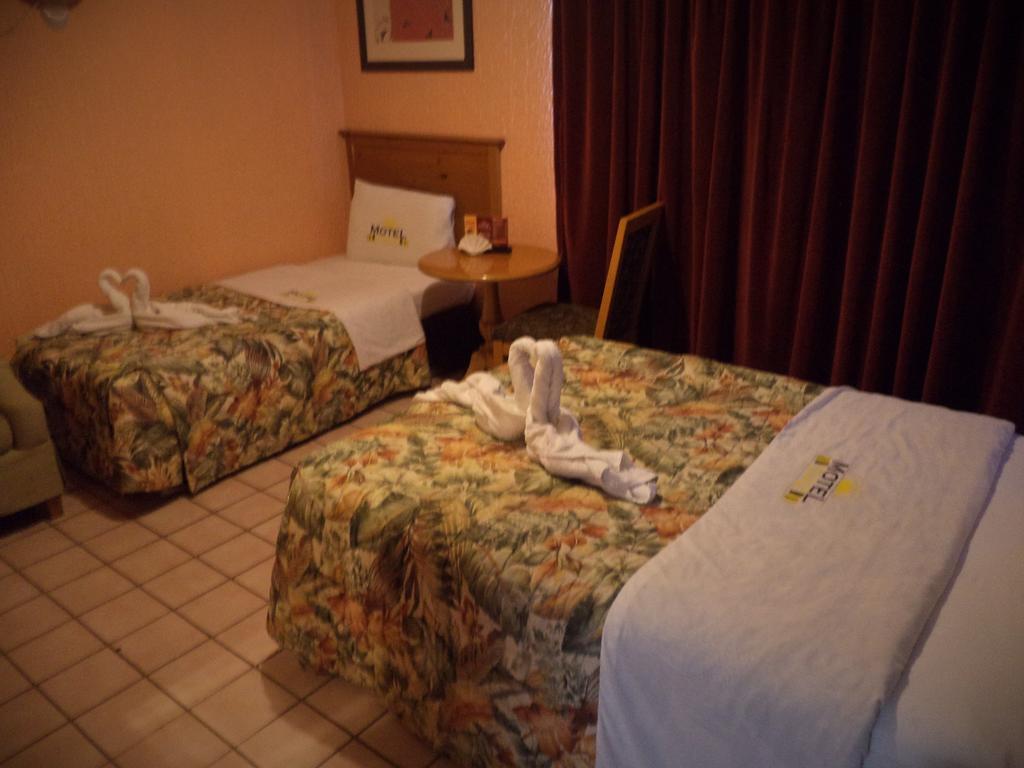 Hotel Diaz Tijuana Oda fotoğraf
