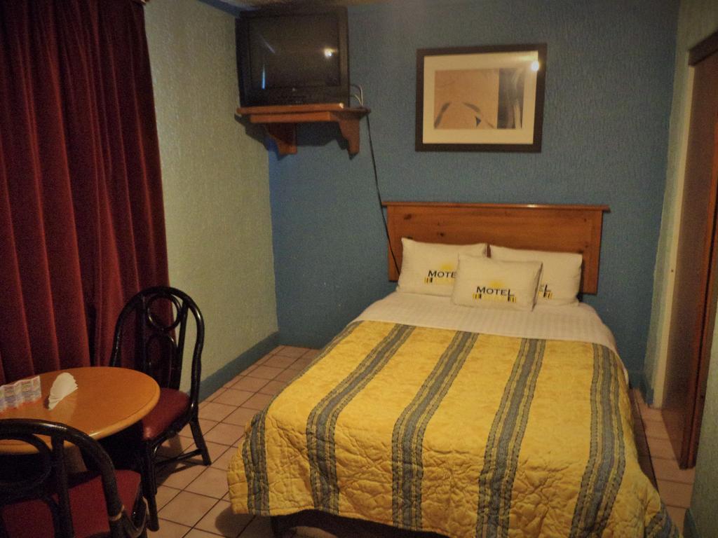 Hotel Diaz Tijuana Oda fotoğraf
