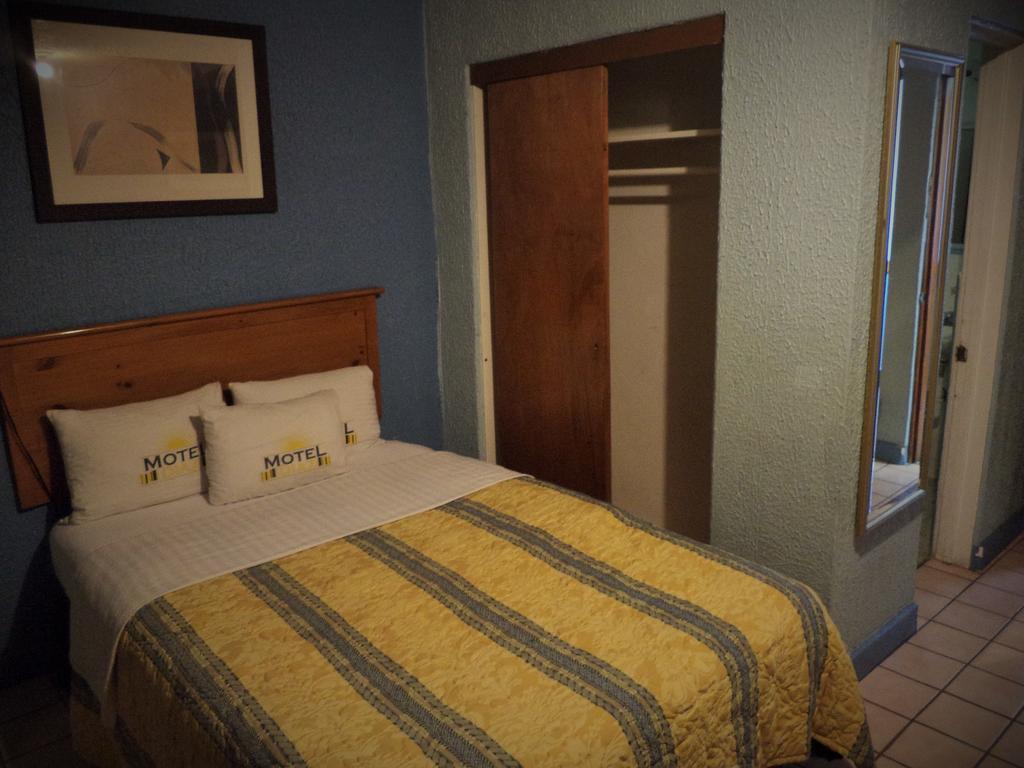 Hotel Diaz Tijuana Oda fotoğraf
